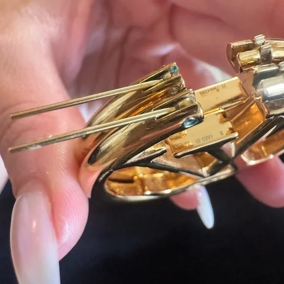 Louis Vuitton Louise Gold Logo Hoop Earrings - Picture 4 of 9